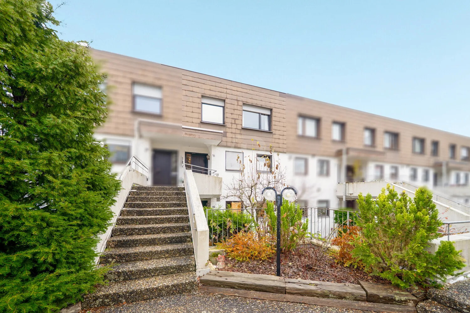 Außenansicht mit Treppenzugang