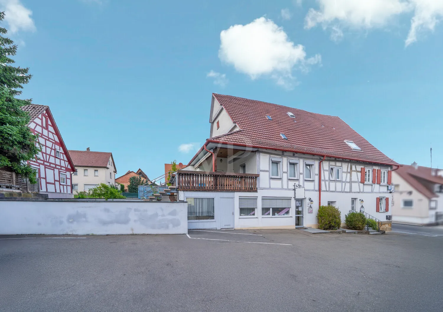 Seitenansicht mit Hoffläche