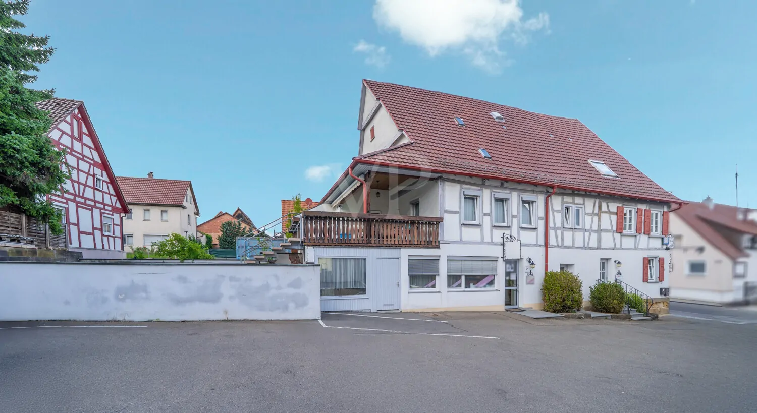 Seitenansicht mit Hoffläche