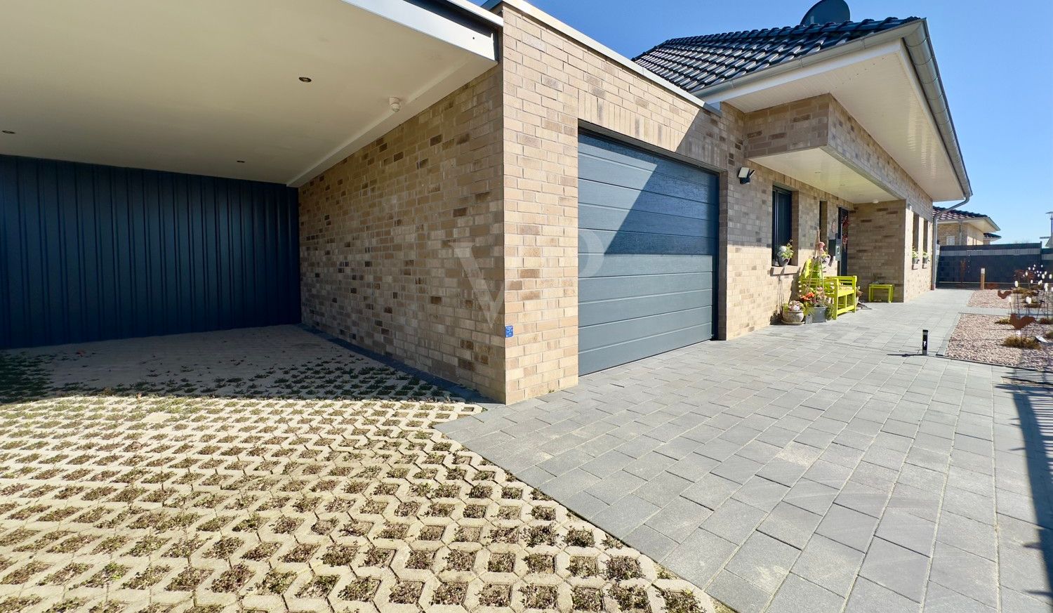 Carport/ Garage