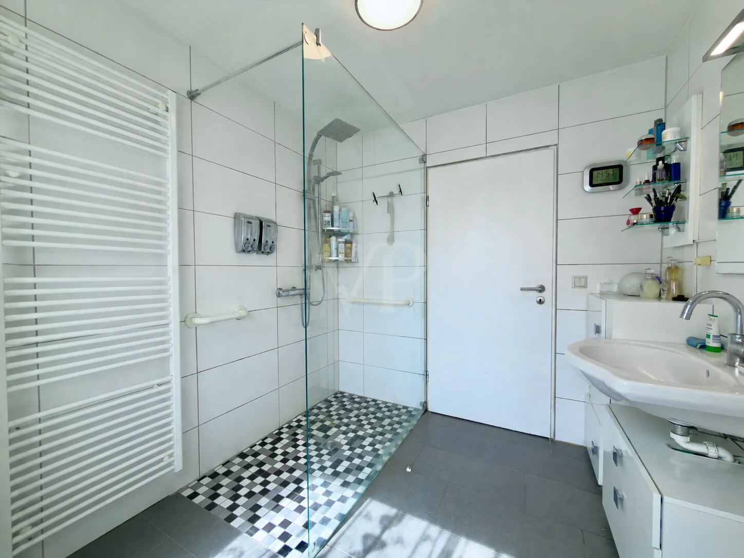 Tageslichtbad mit Dusche