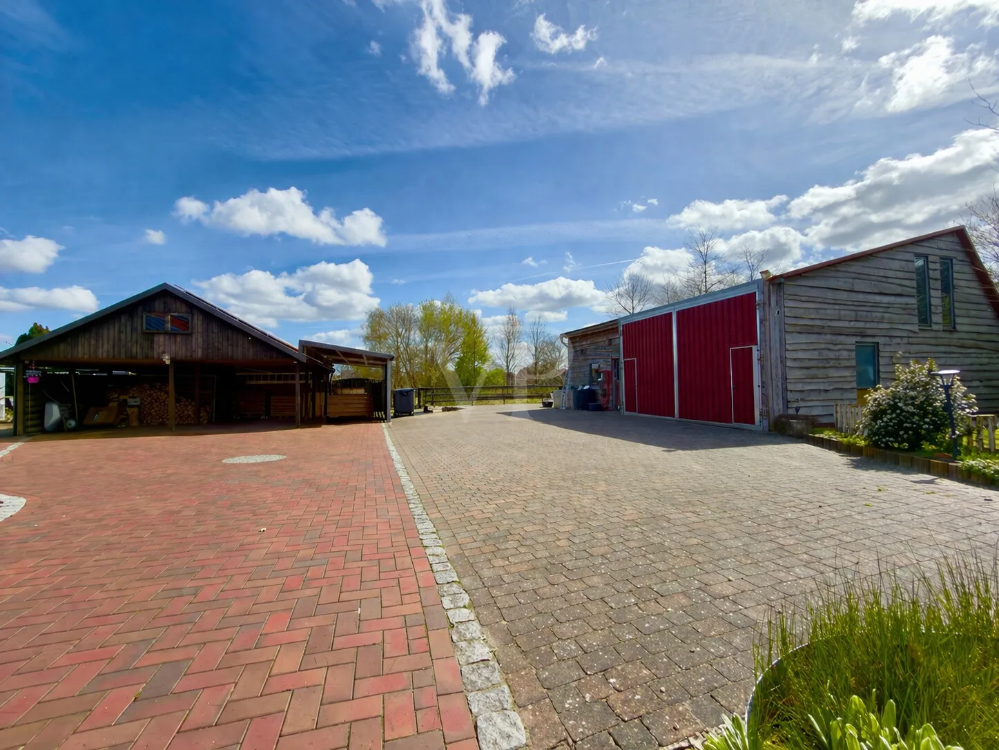 Halle und Carport