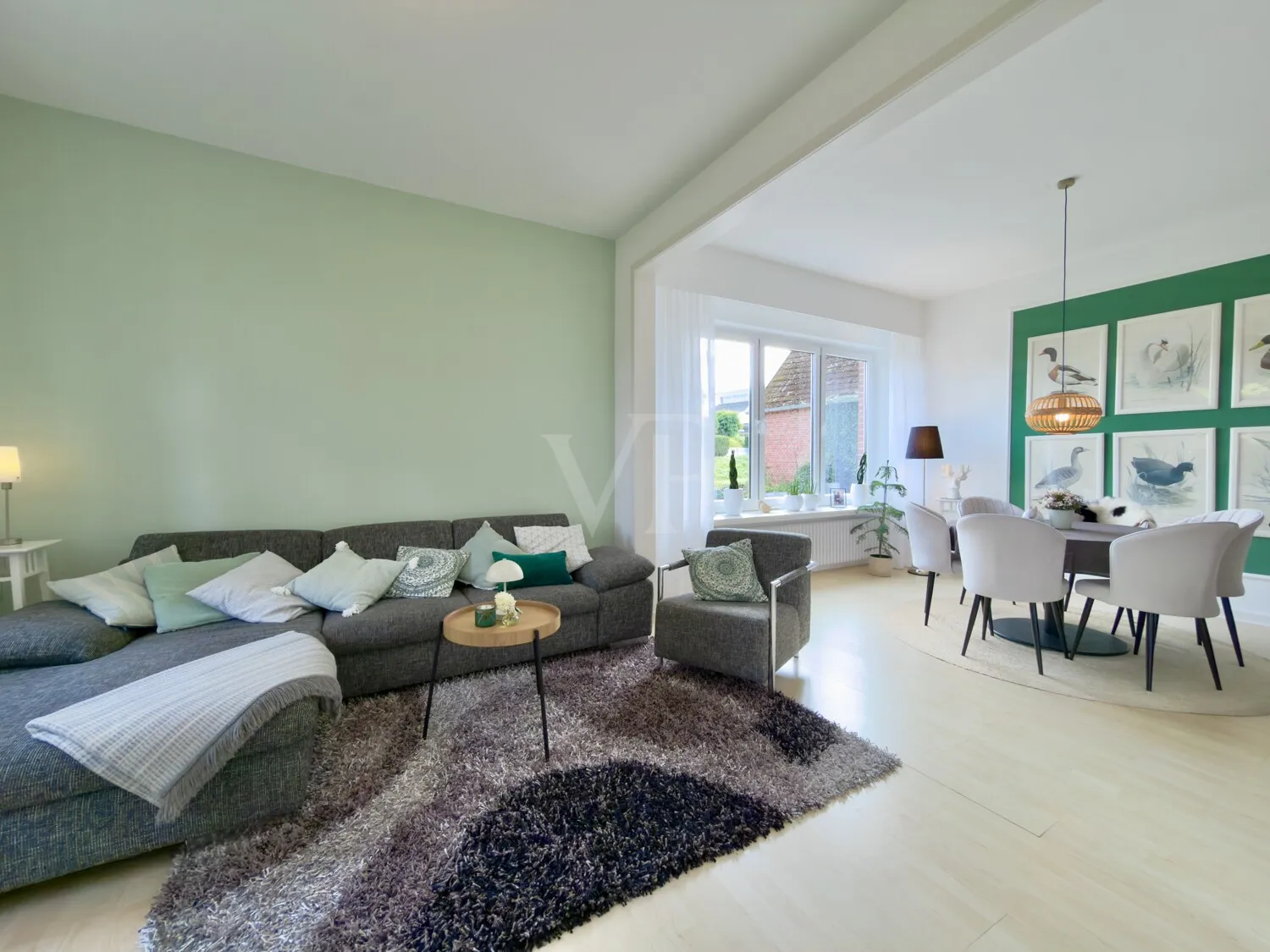 Großes und helles Wohn- und Esszimmer