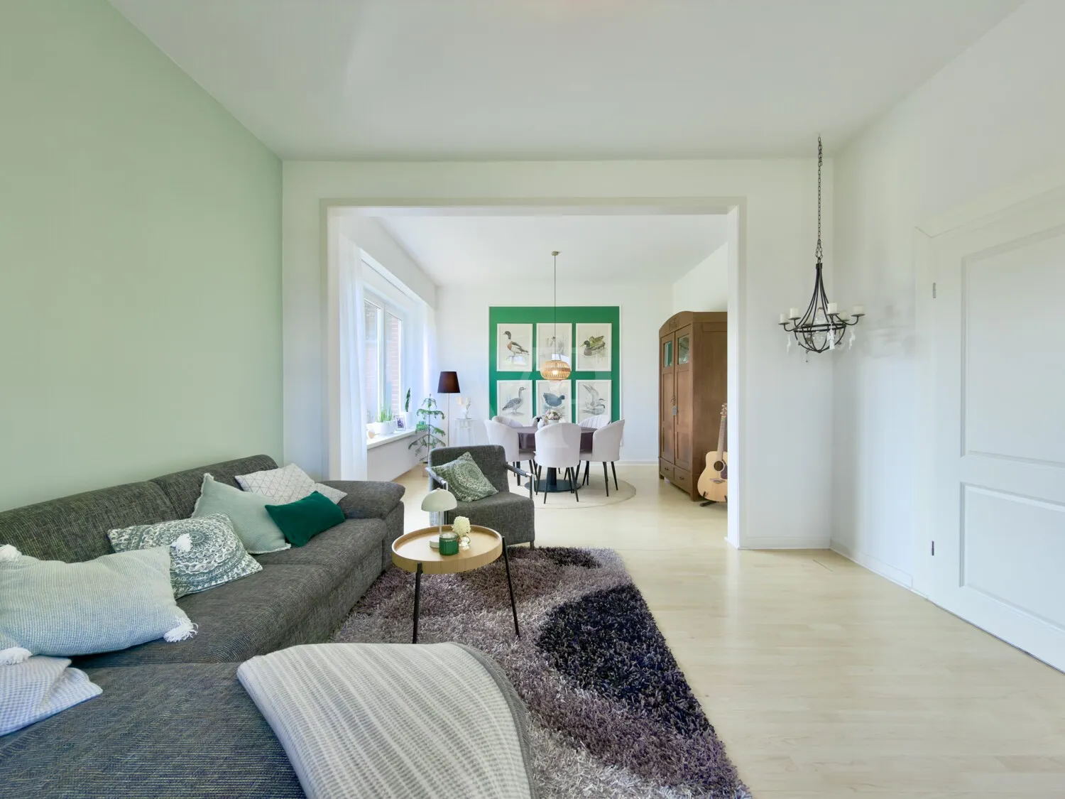 Großes und helles Wohn- und Esszimmer