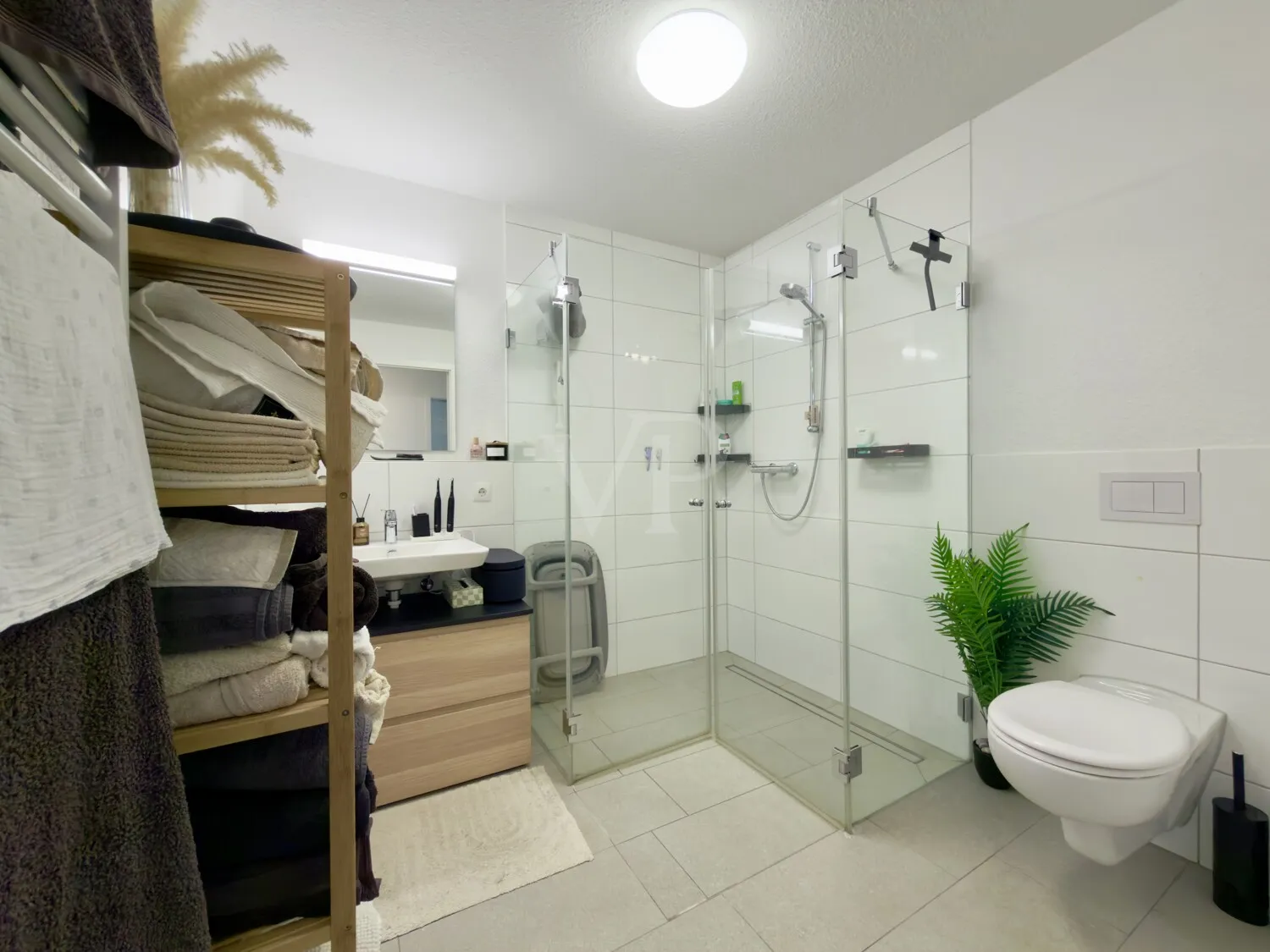 Badezimmer mit bodengleicher Dusche