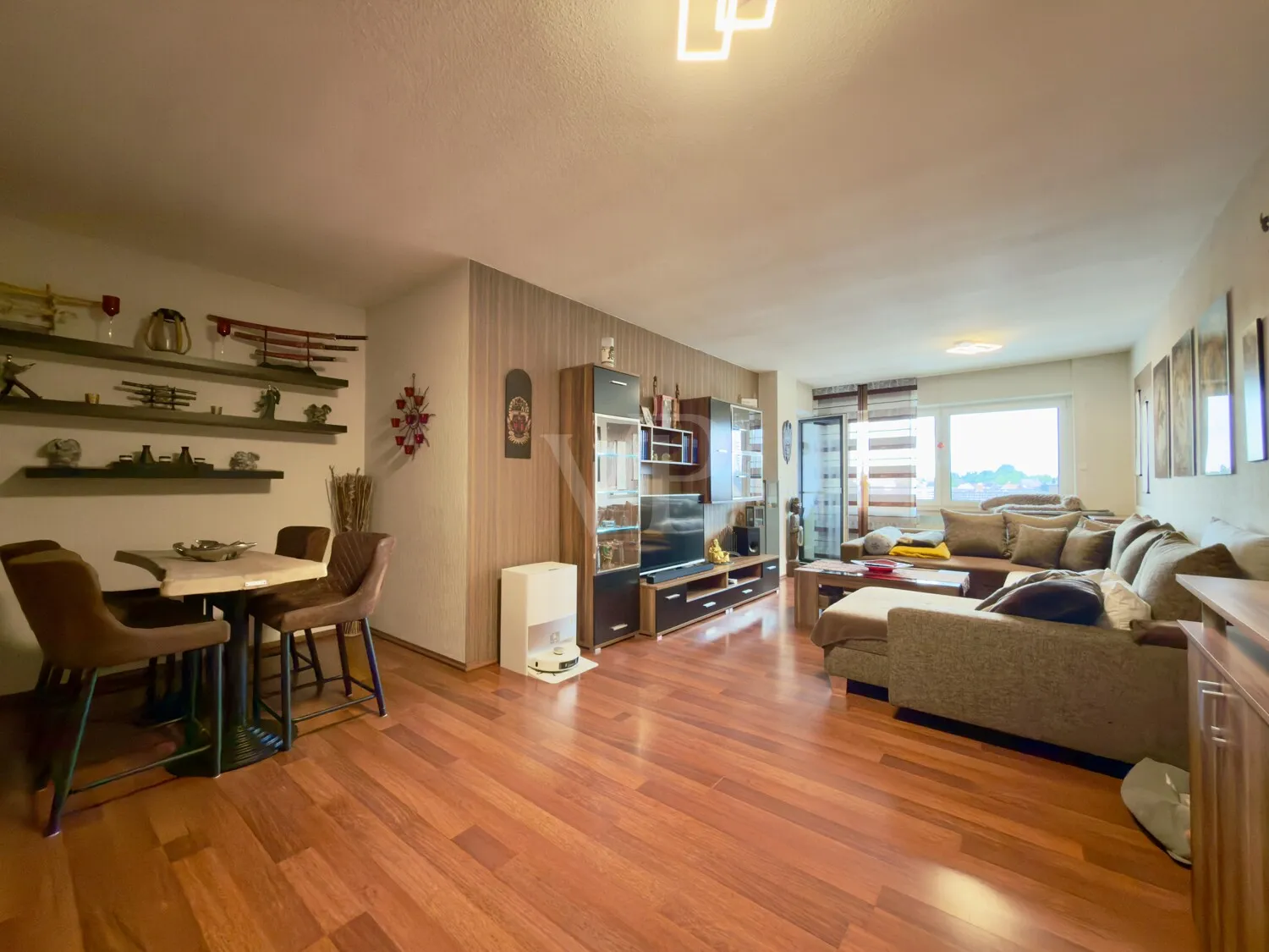 Wohn- und Esszimmer mit Zugang zum Balkon