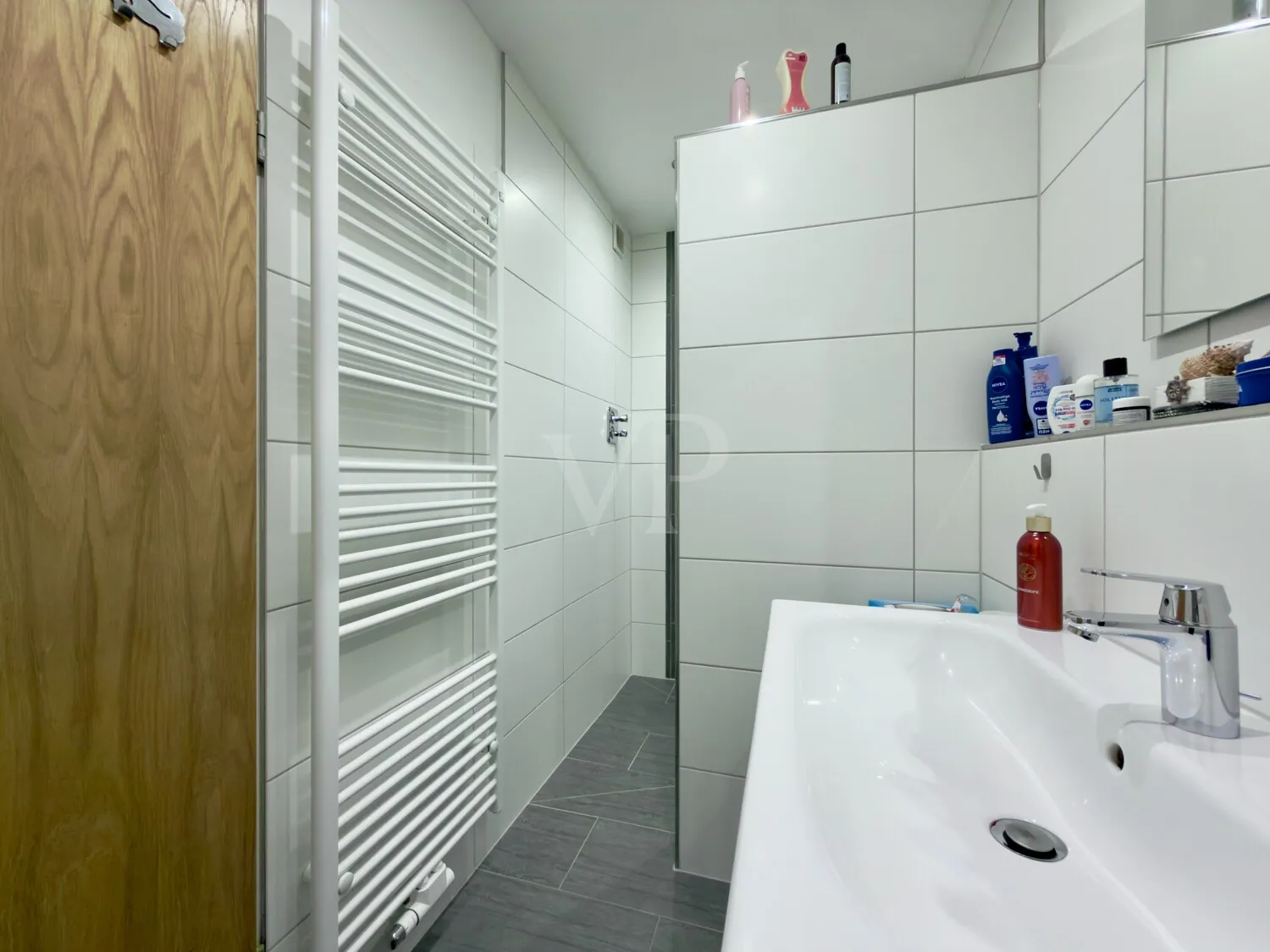 Badezimmer mit bodengleicher Dusche