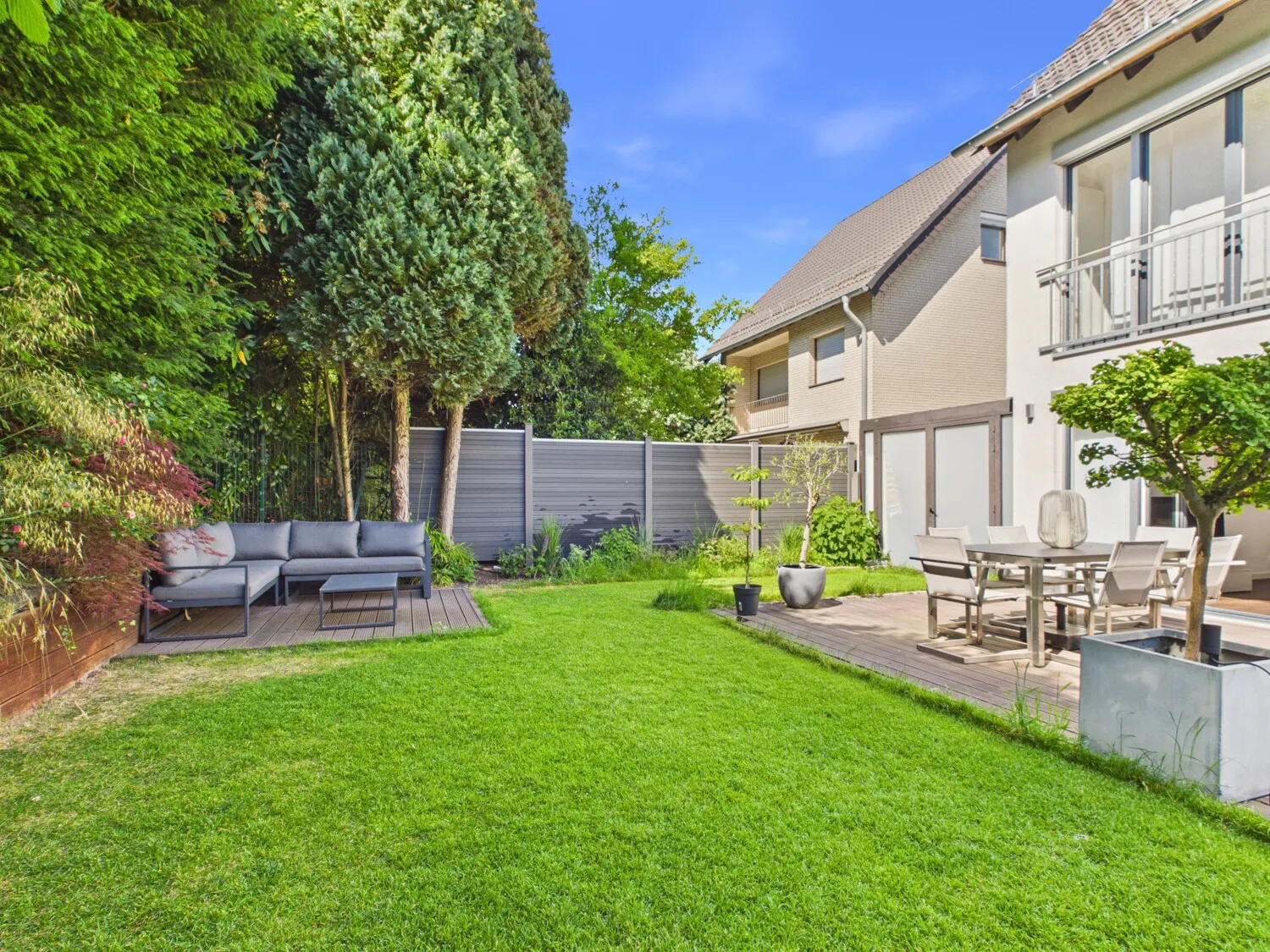 Gepflegter, eingefriedeter Gartenbereich