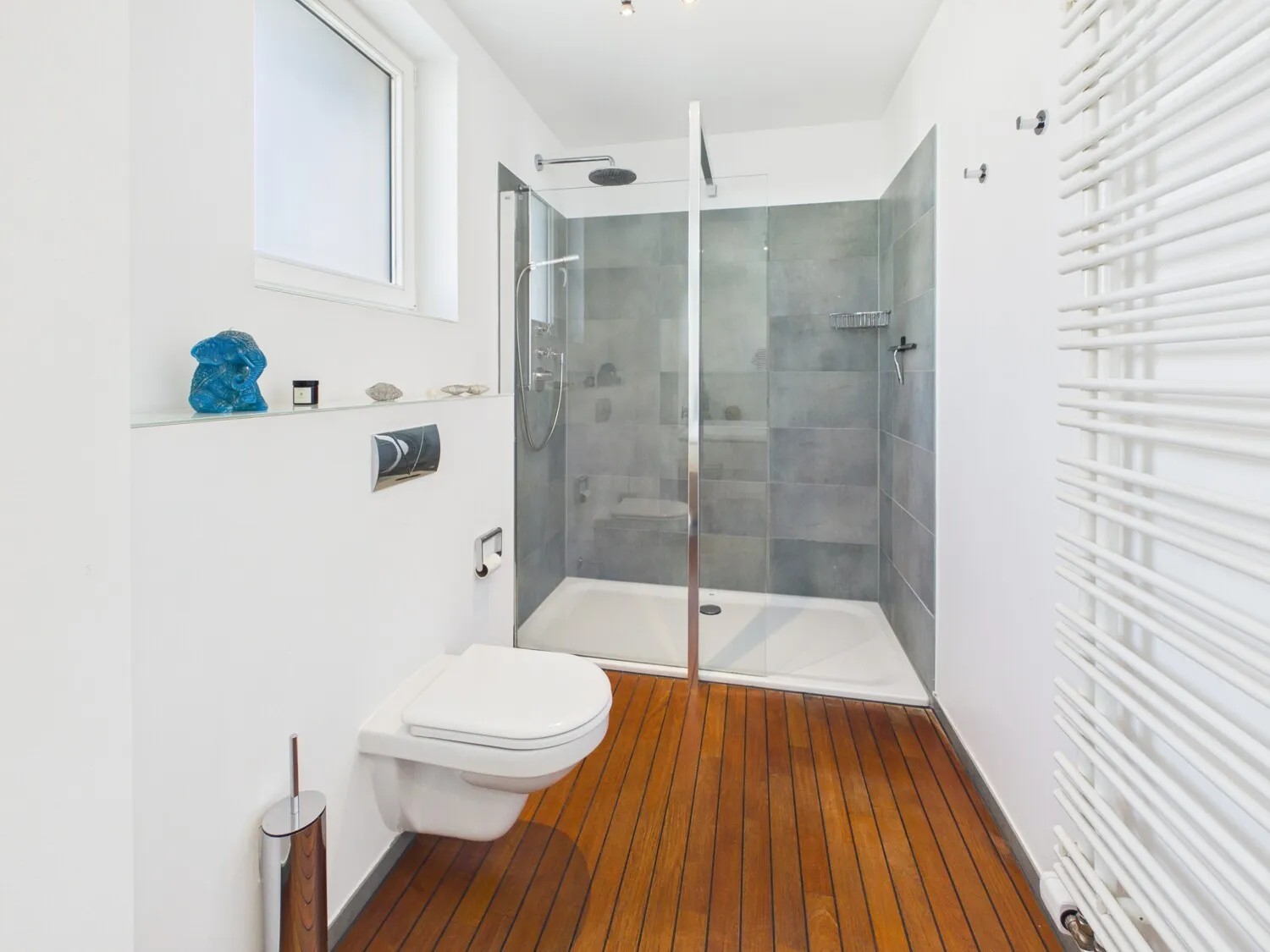 WC und bodengleiche Dusche im Masterbad