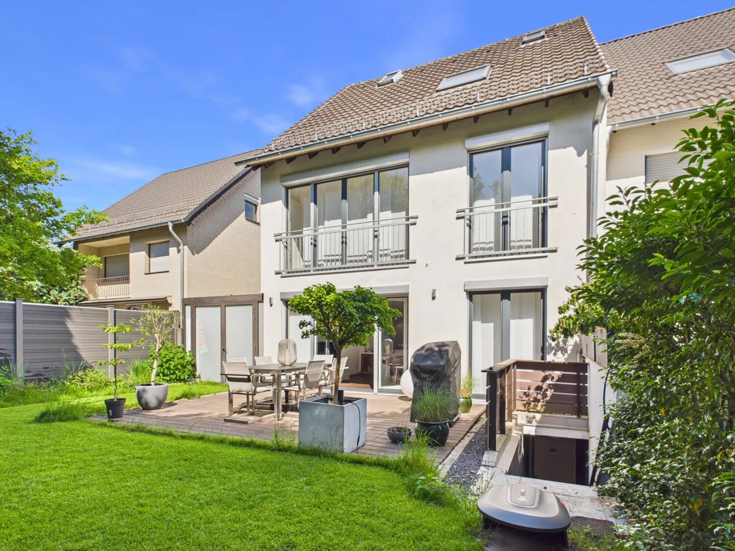 Gartenansicht mit Terrasse und Kelleraufgang