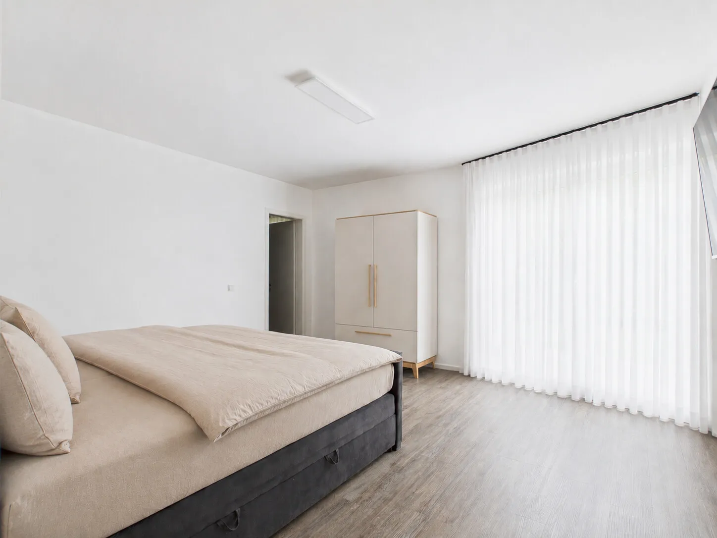 Schlafzimmer mit angrenzender Ankleide