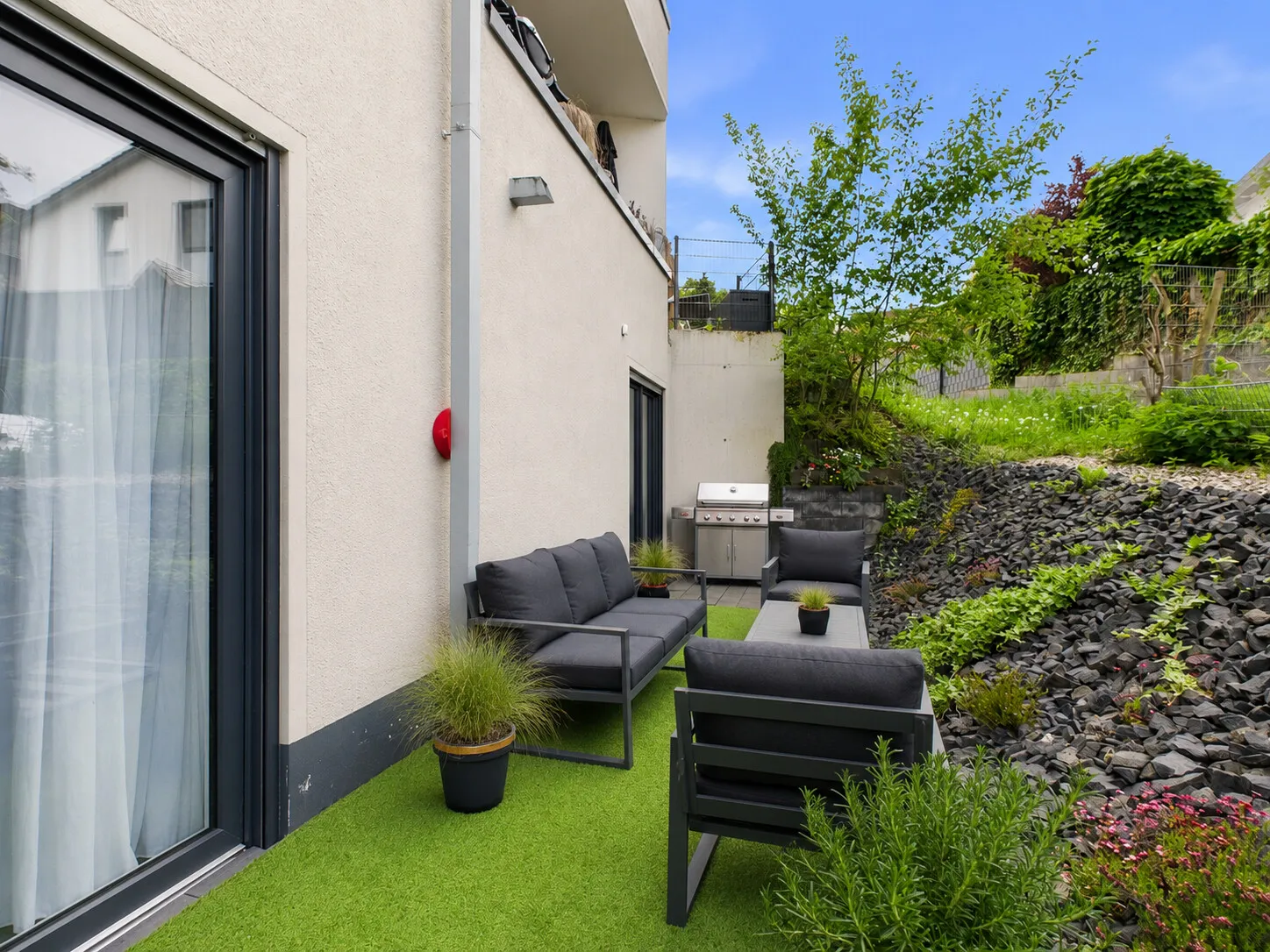 Terrasse mit Platz für Möbel und Grill