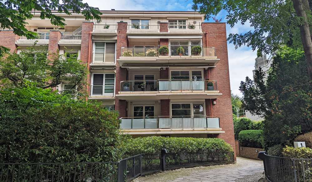 Wohnung ist durch blickdichte Bäume und Büsche geschützt