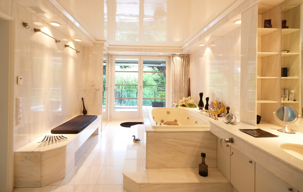 Traum in Mamor mit Whirlpoll- Badewanne und  begehbarer Dusche