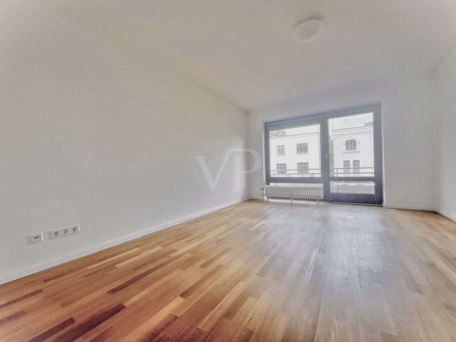 großes Schlafzimmer mit 2. Balkon