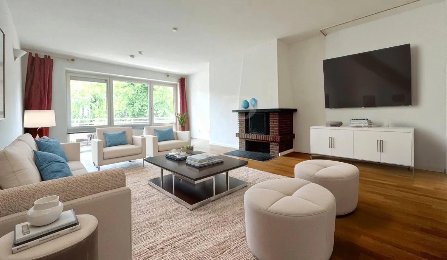 lichtdurchfluteter Wohnbereich mit heimeligem Kamin