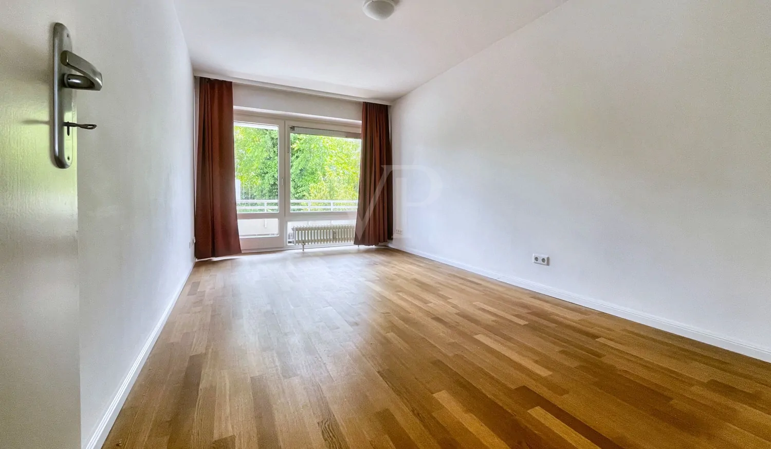 großes Schlafzimmer unmöbliert