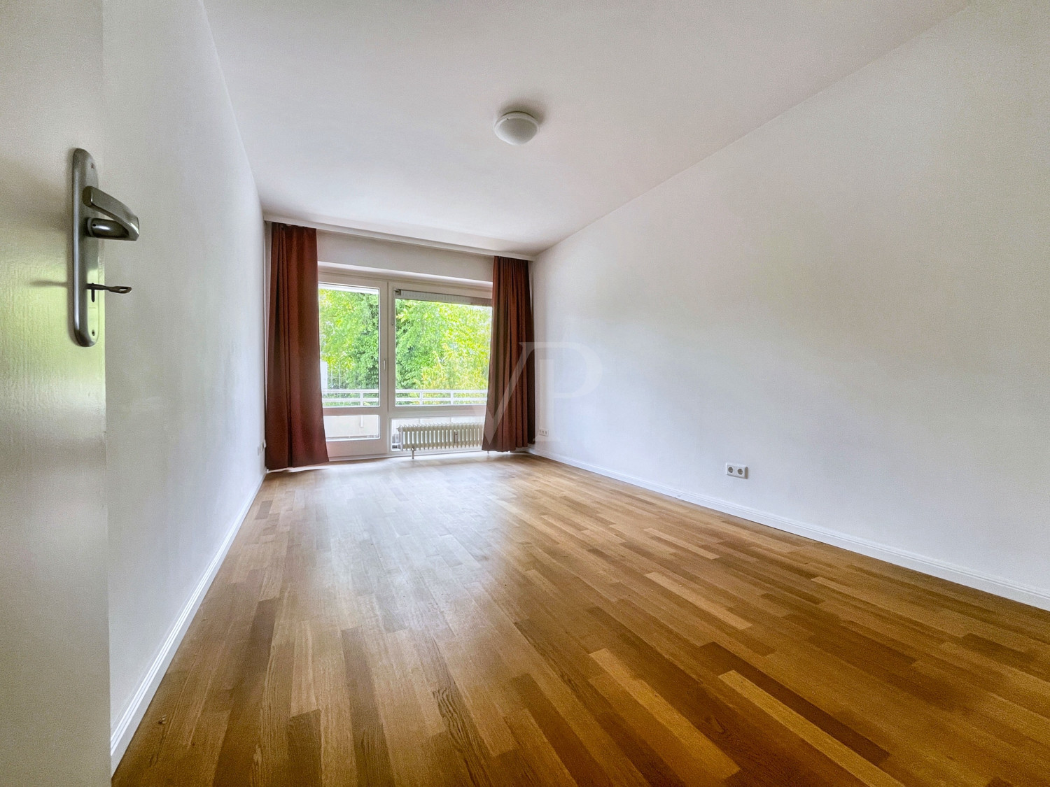 großes Schlafzimmer unmöbliert