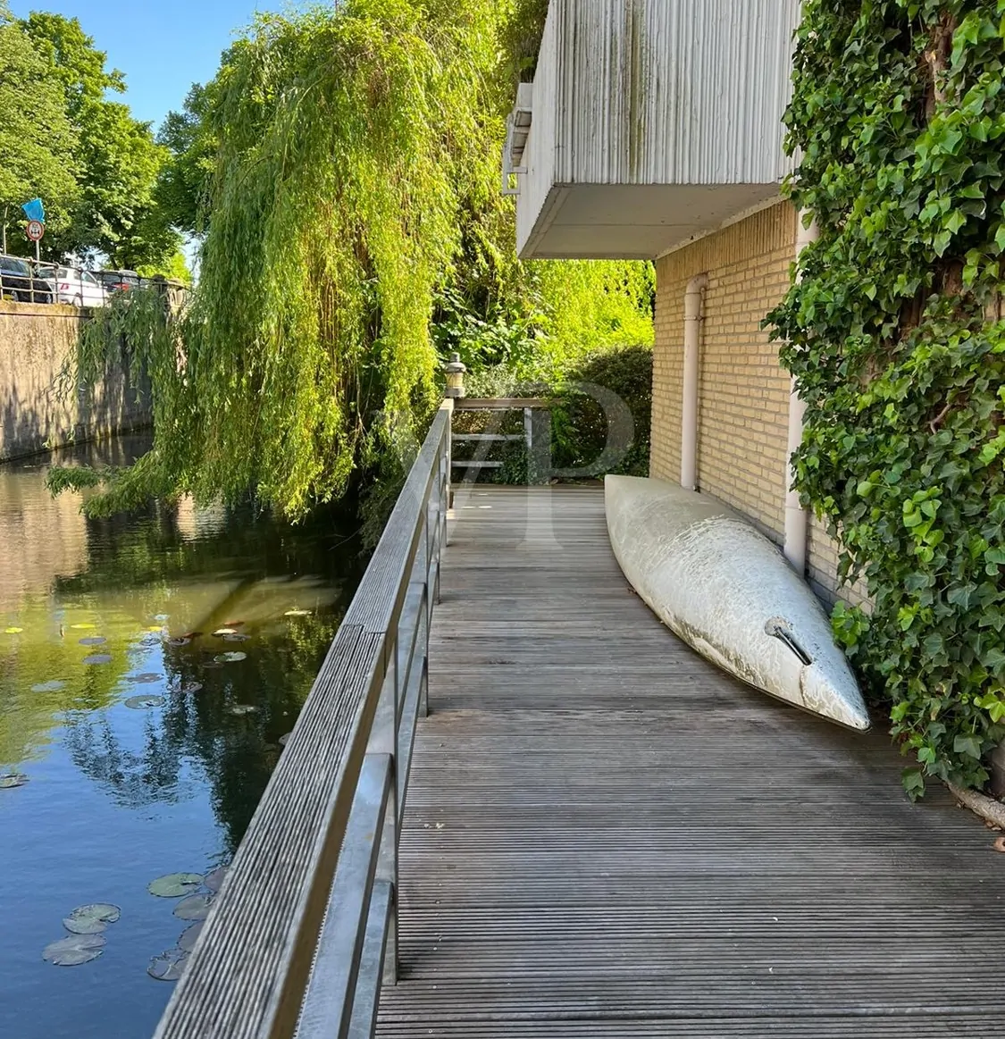 Wassergrundstück mit Bootsanleger