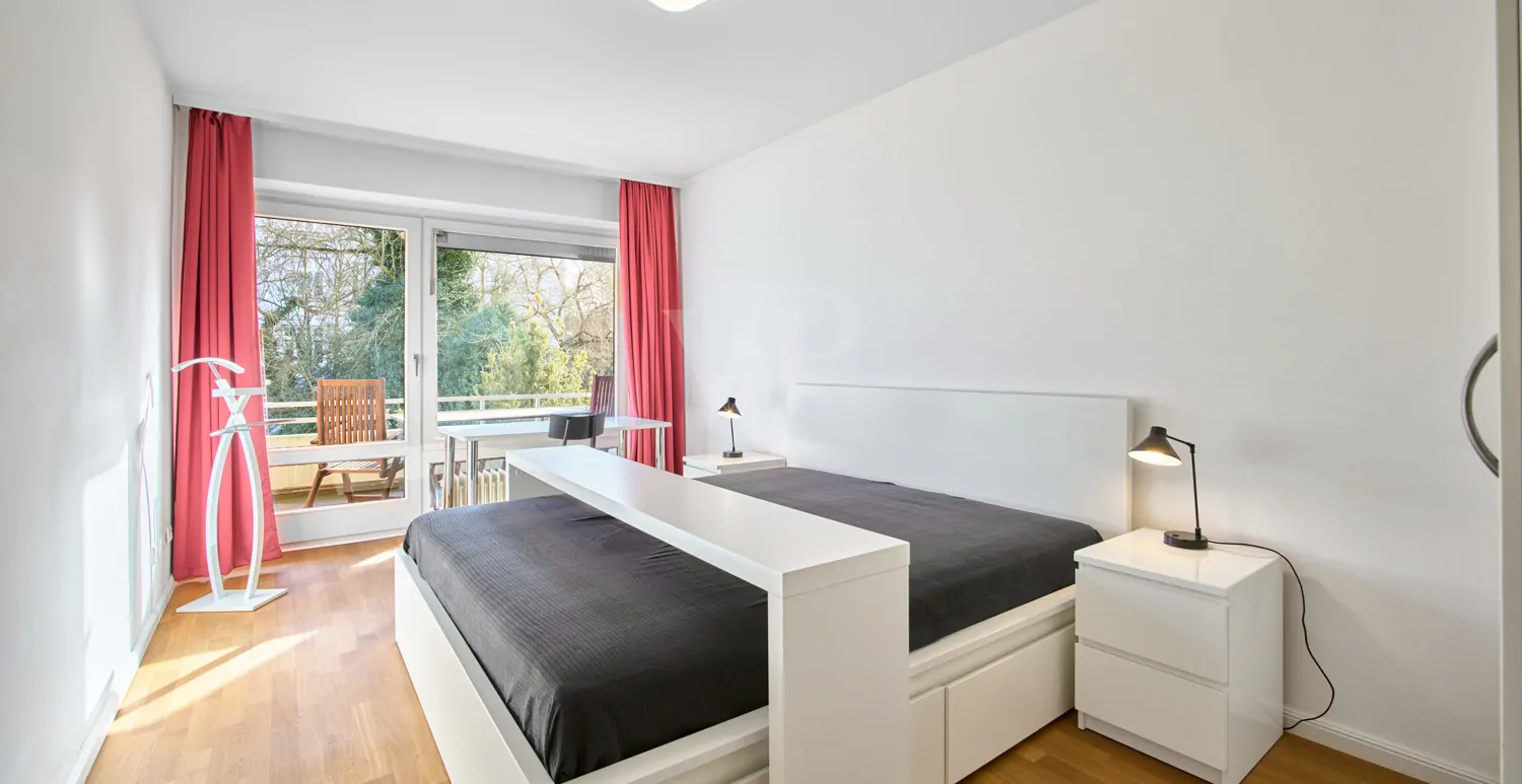 großes Schlafzimmer mit Zugang zum Hauptbalkon