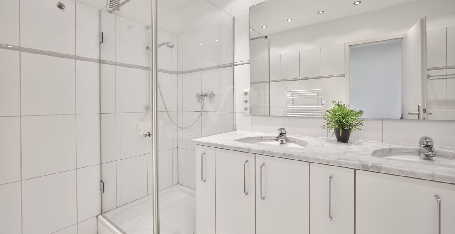 Badezimmer mit Dusche zur Linken...