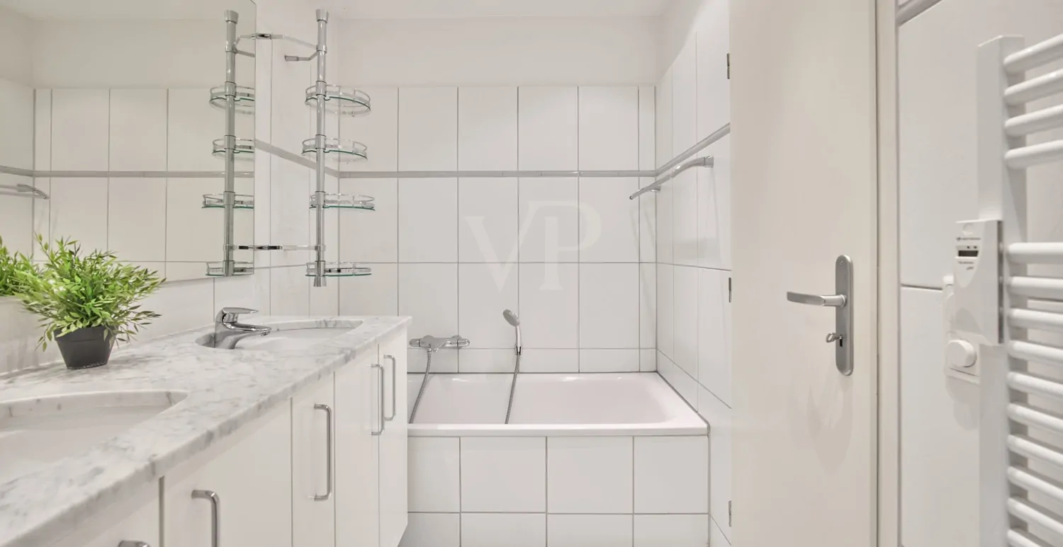 ... und Badewanne zur Rechten