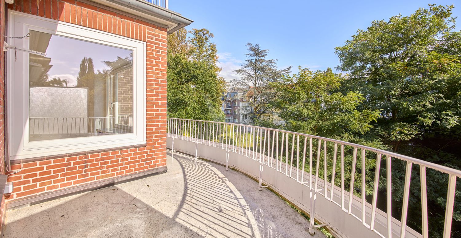 großer Balkon in den wunderschönen Innenhof