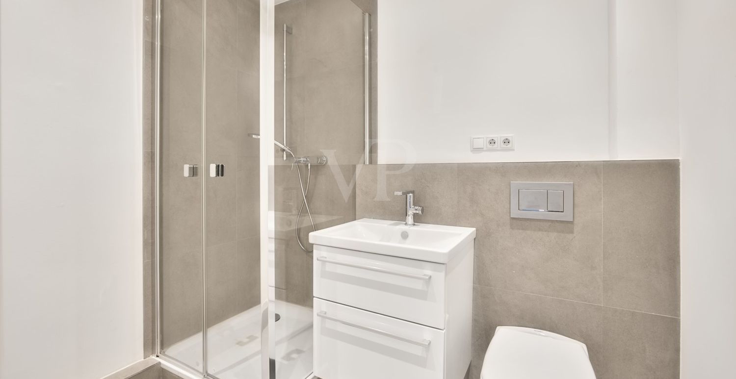 zeitloses und neuwertiges Duschbad