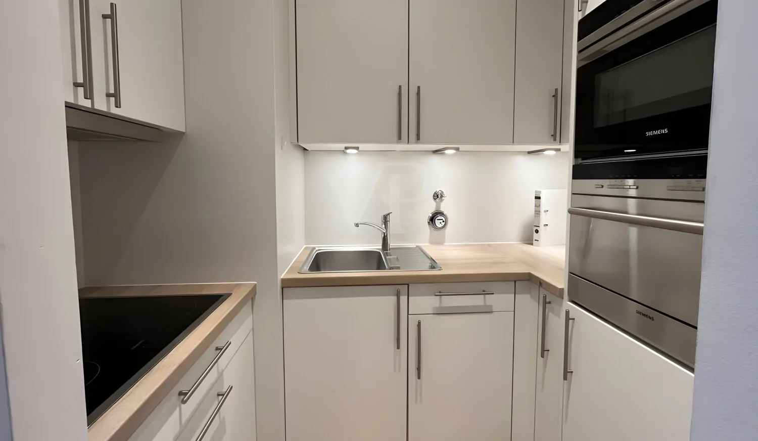 separate Küche mit hochwertigen Siemensgeräten