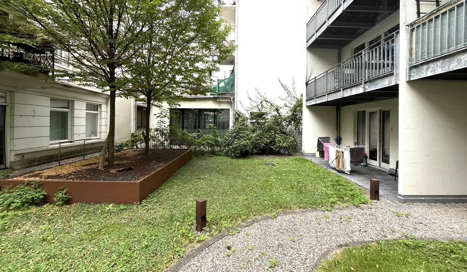 bepflanzter Innenhof mit Zugang zur TG