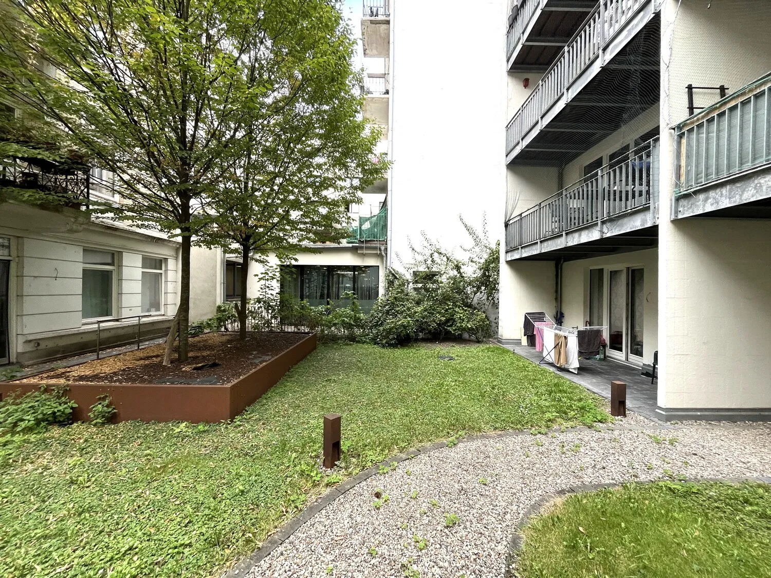 bepflanzter Innenhof mit Zugang zur TG