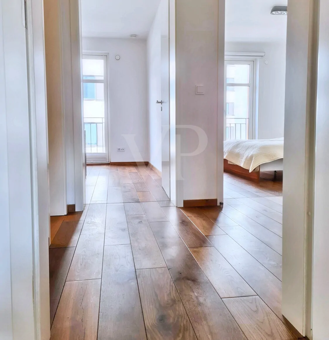 Blick vom Wohnbereich über den Flur zu den Schlafzimmern