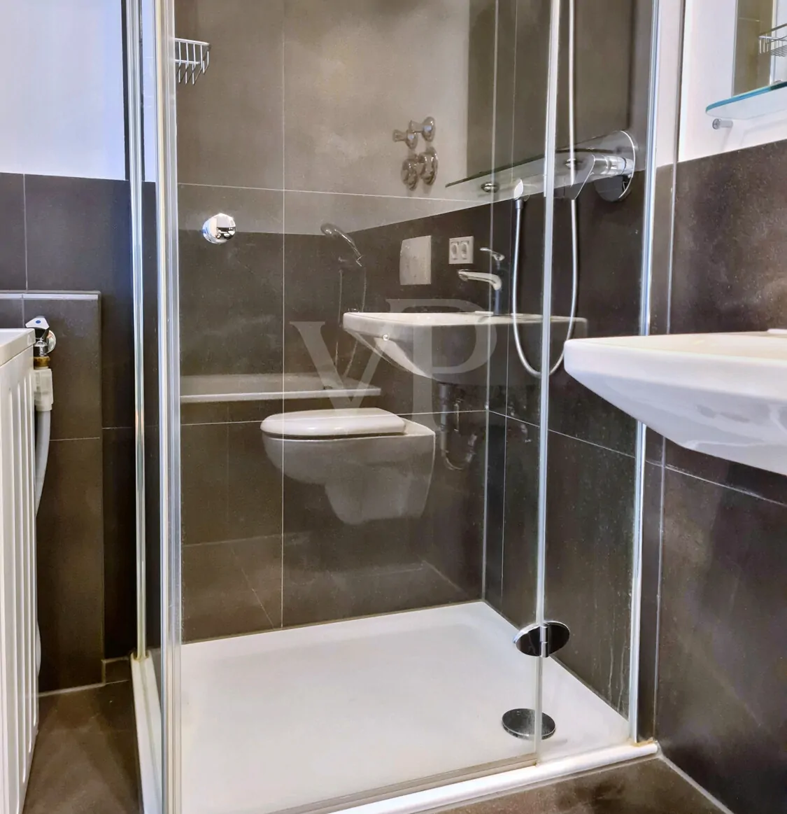 Vollbad mit ebenerdiger Duschkabine...