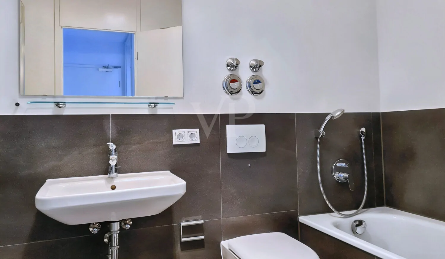 ... und gemütlicher Badewanne gegenüber!