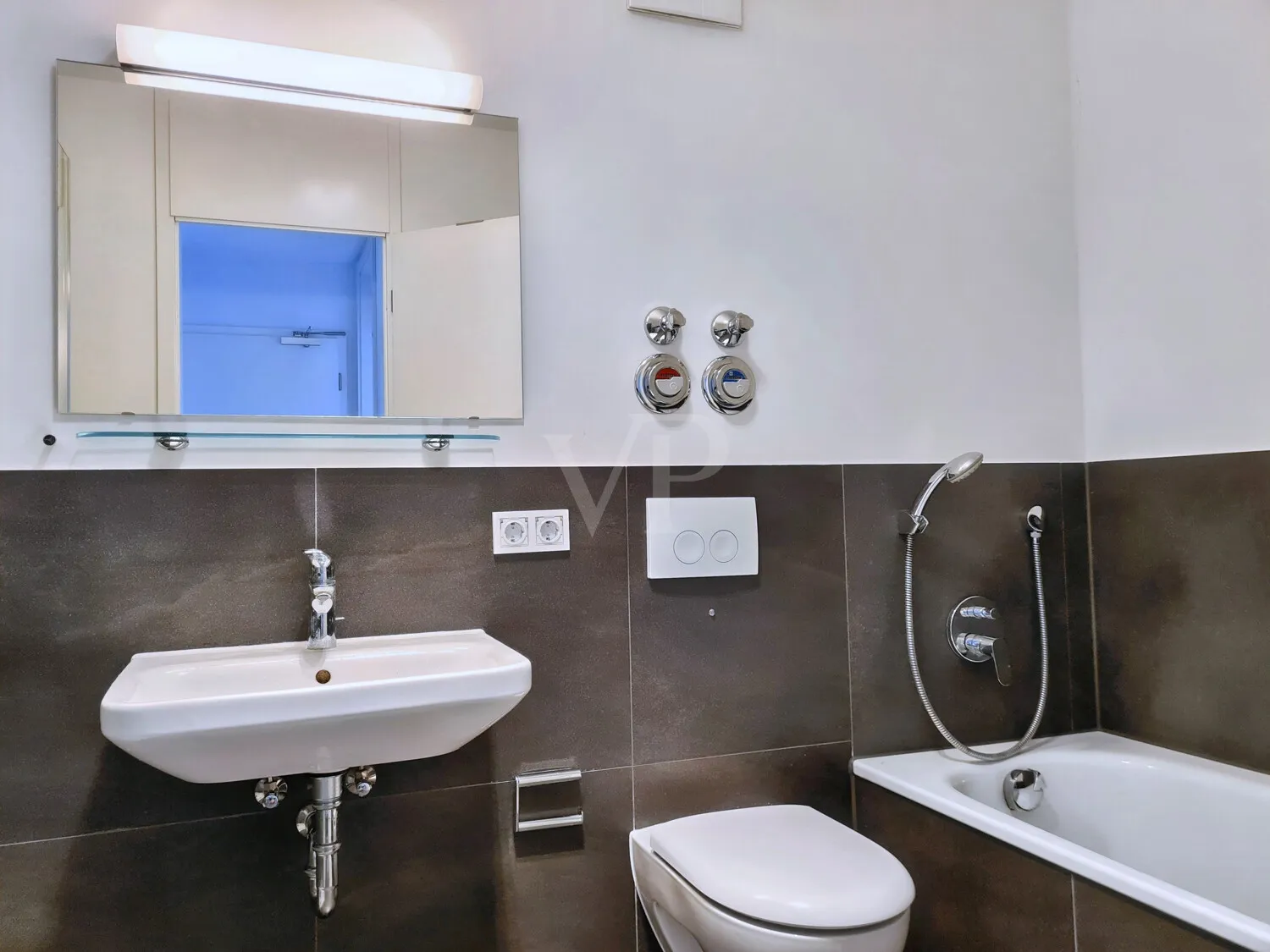 ... und gemütlicher Badewanne gegenüber!