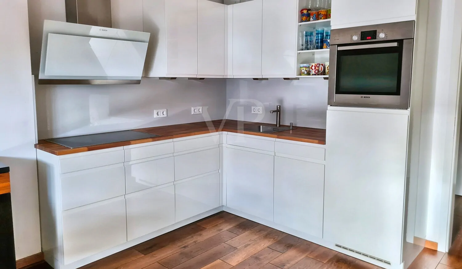 zeitlose und offene Einbauküche von Leicht