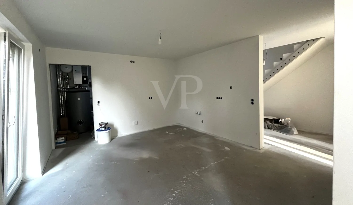 große Wohnküche mit HWR - offen zum Flur und Wohnbereich