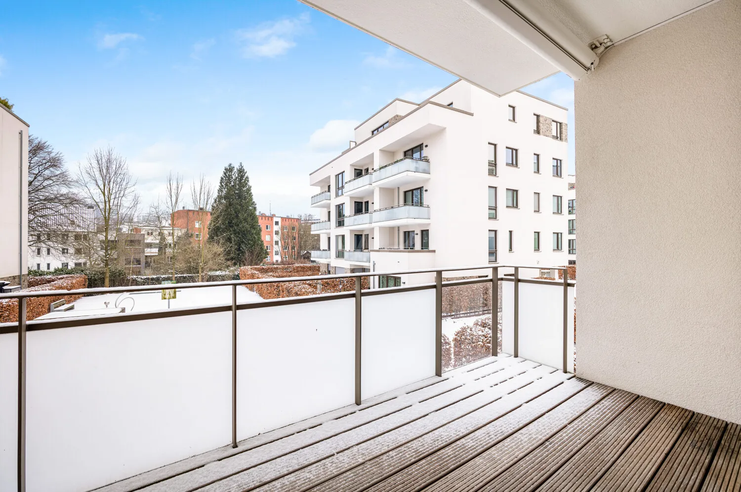 gut nutzbarer, ruhiger Südbalkon