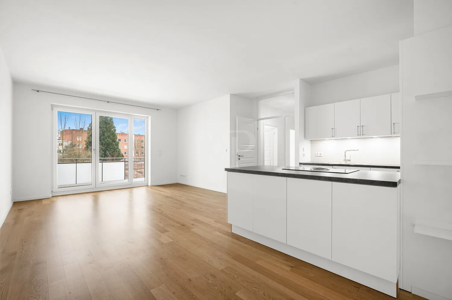 moderner und offener Wohn- und Essbereich