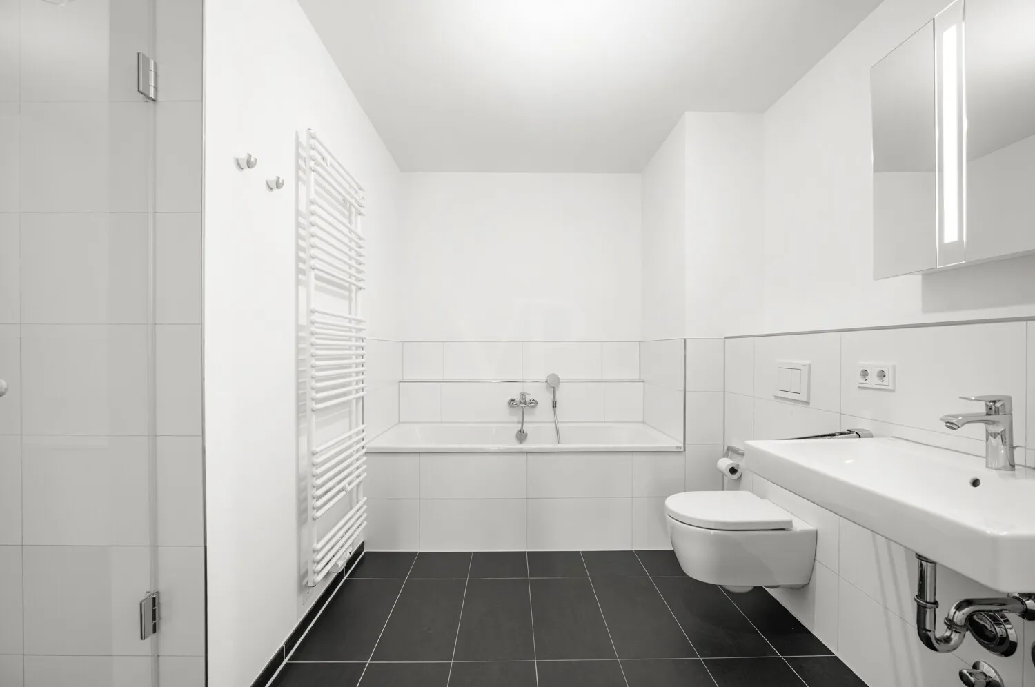 zeitloses Vollbad mit praktischem Sims