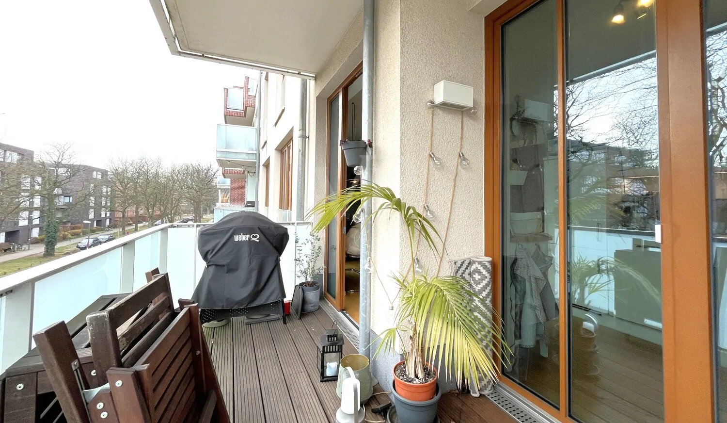 Südbalkon mit Platz zum Entspannen