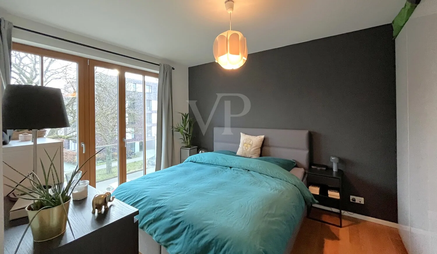 geräumiges Schlafzimmer mit Platz für großen Schrank