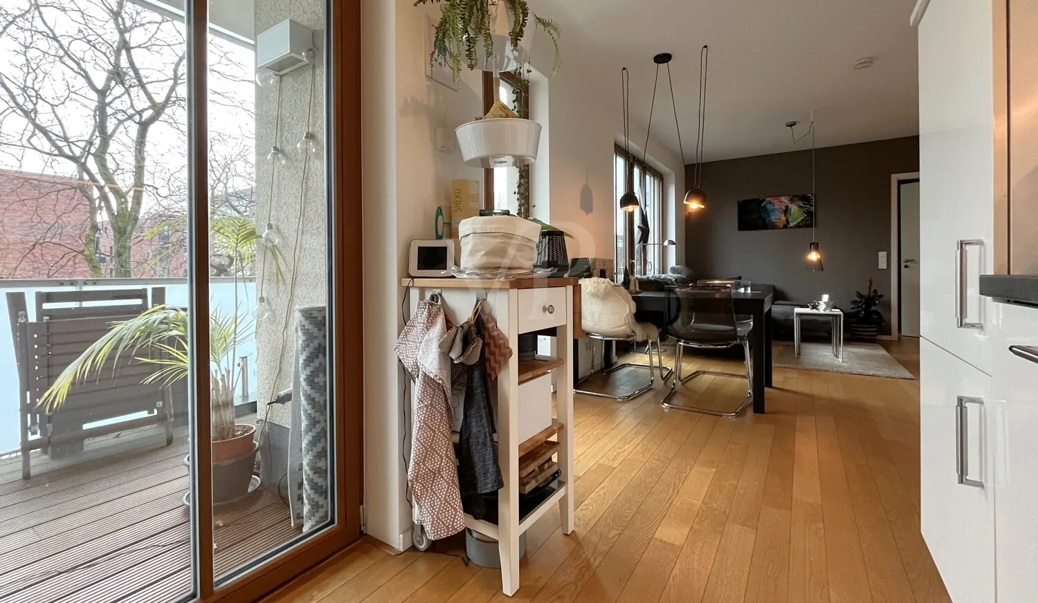 Blick von der Küche in den lichtdurchfluteten Wohnbereich