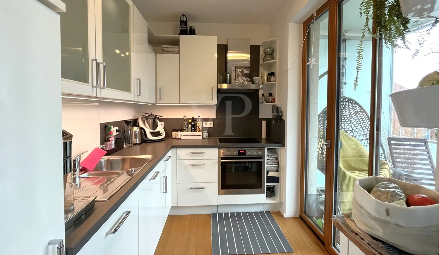 offene Einbauküche mit Balkonzugang