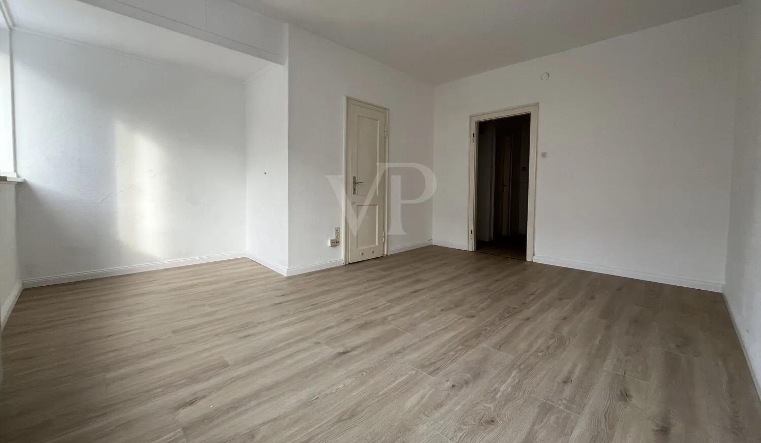 lichtdurchfluteter Wohn- und Schlafbereich