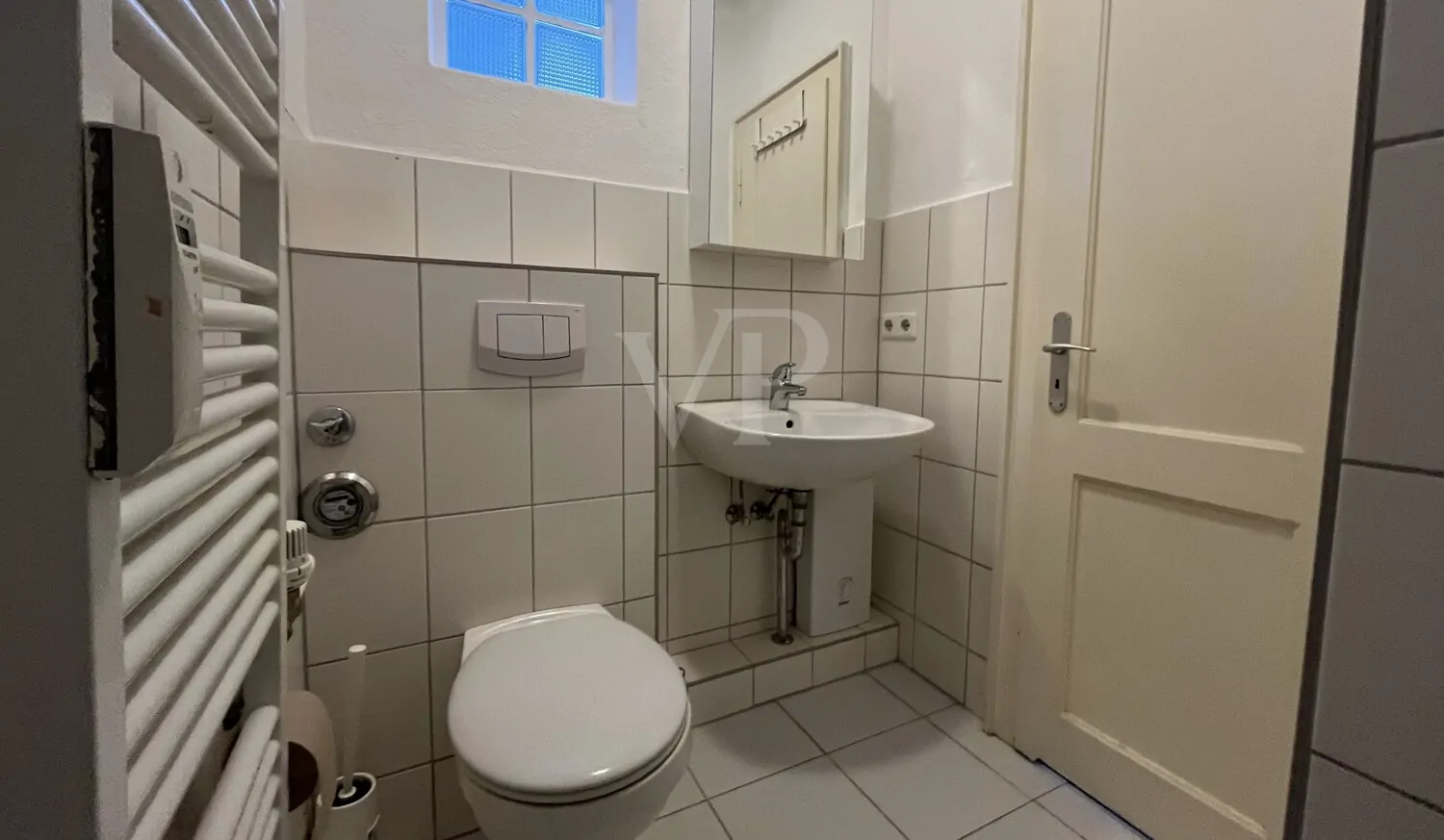 kompaktes Badezimmer mit solider Ausstattung