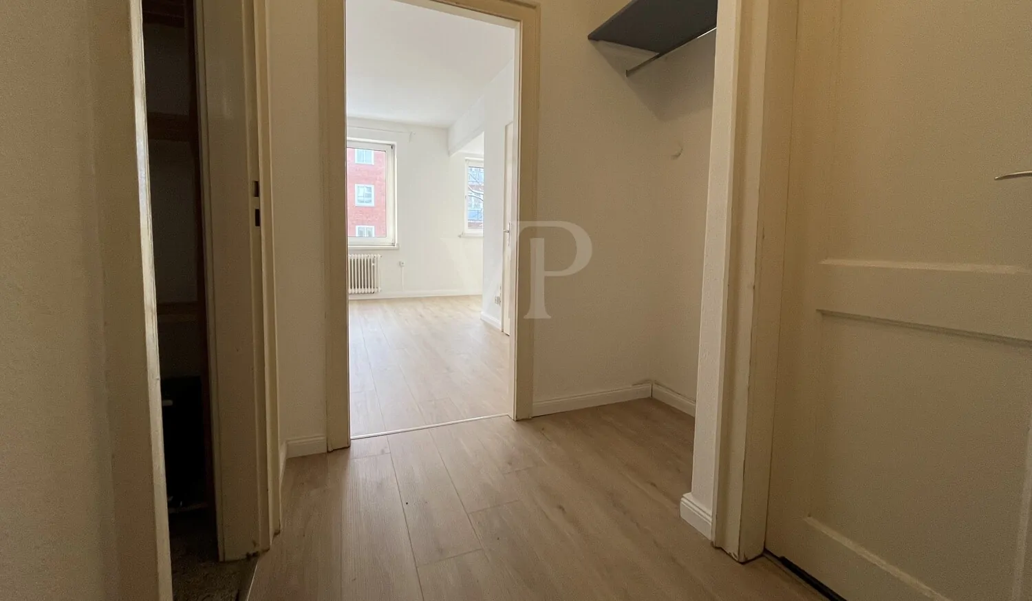 großzügiger Eingangsbereich mit Garderobe