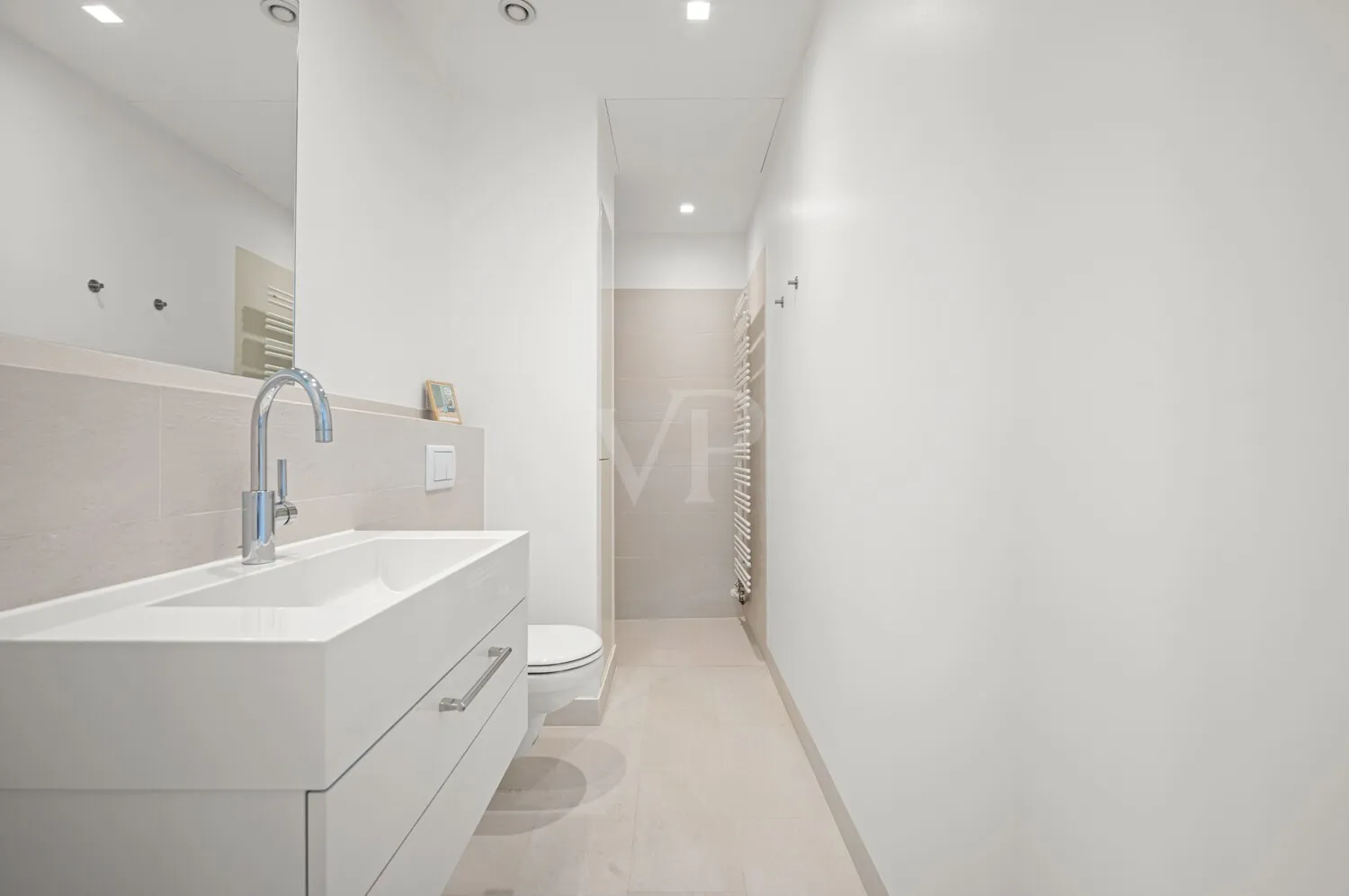 2. neuwertiges Duschbad