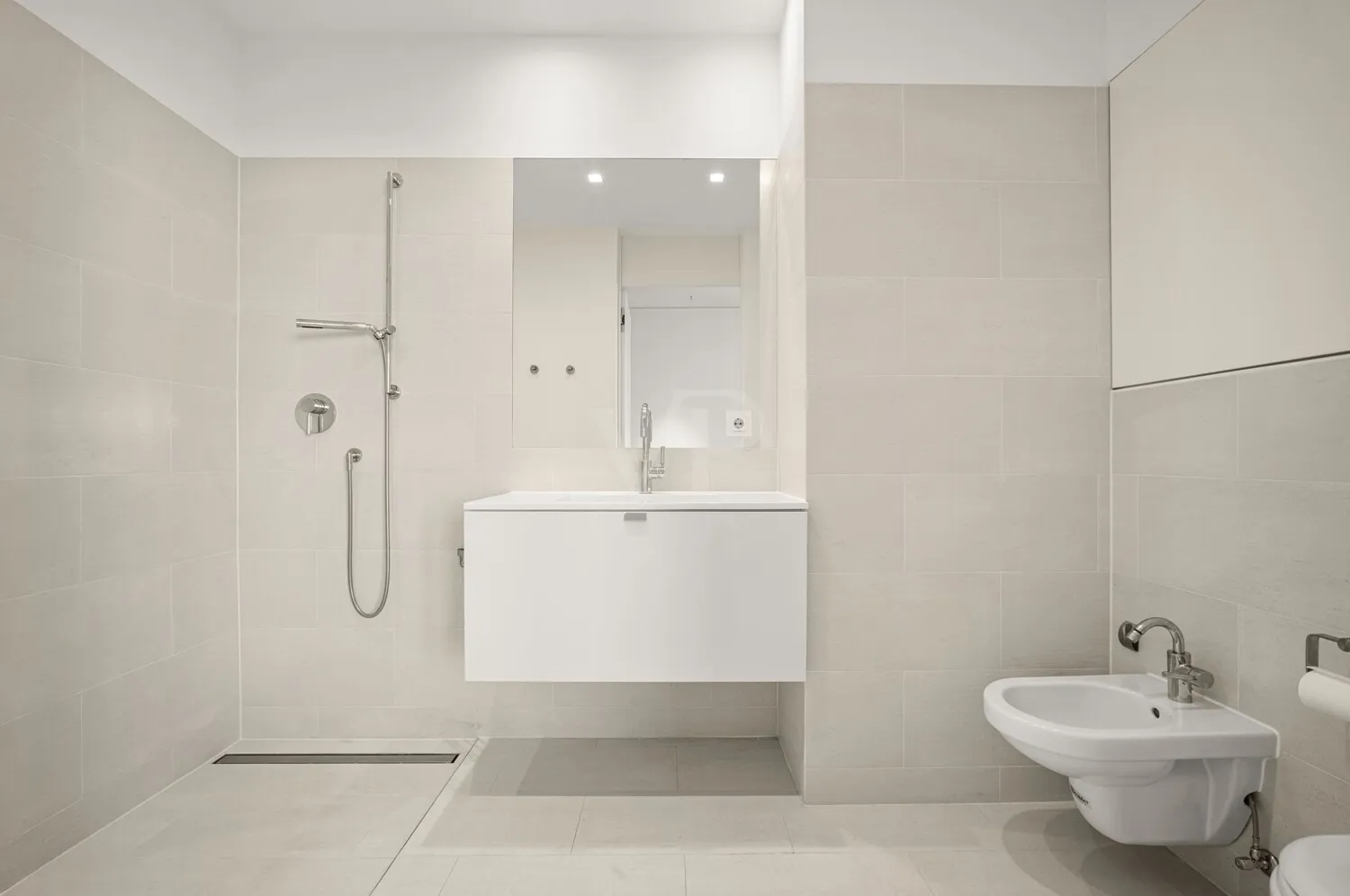 Hauptbad mit Dusche und Bidet