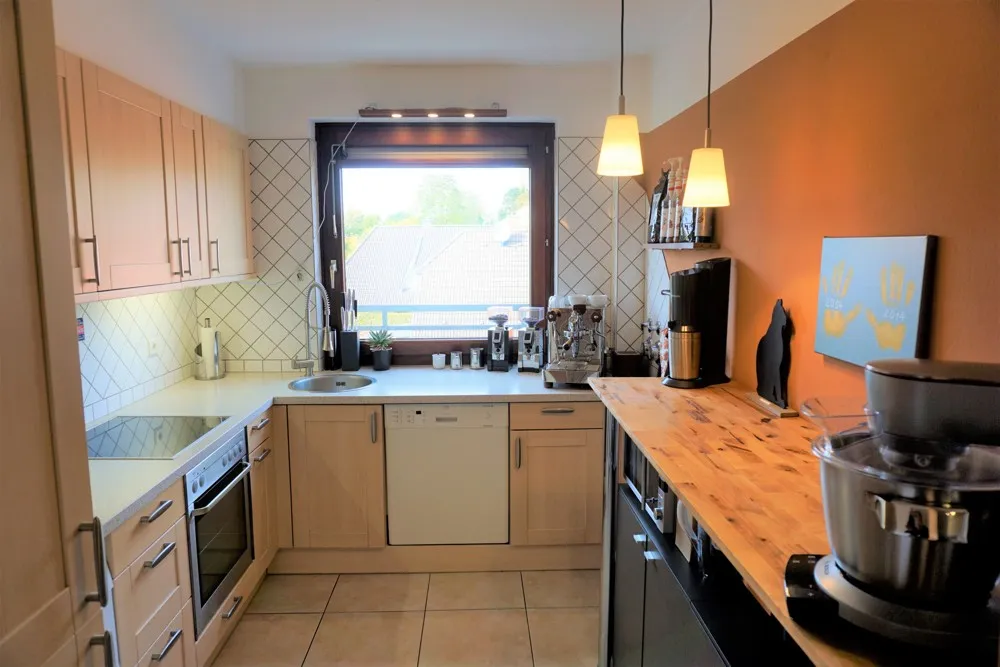 hellgestalteter Küchenbereich